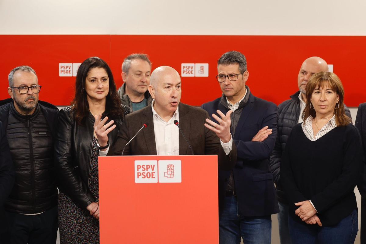 Alejandro Soler entrega la documentación para presentar su precandidatura a las primarias del PSPV-PSOE