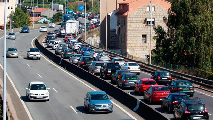 Caravana en la AP-9 por una colisión. //R. Grobas