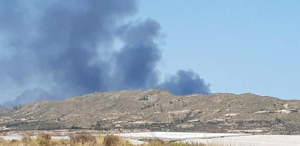 El fuego se ha declarado en la zona de residuos voluminosos y ha generado una gran columna de humo negro visible desde buena parte de la comarca.