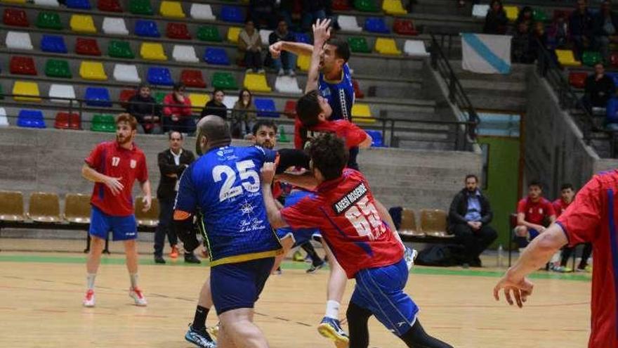 Gonzalo García lanza en el duelo ante el OAR Coruña. // G. Núñez