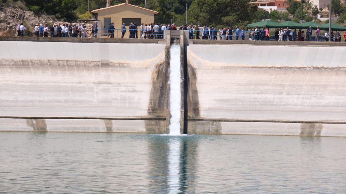 El agua ha comenzado a entrar en el embalse del Rollo (Aspe) a razón de 300 litros por segundo.