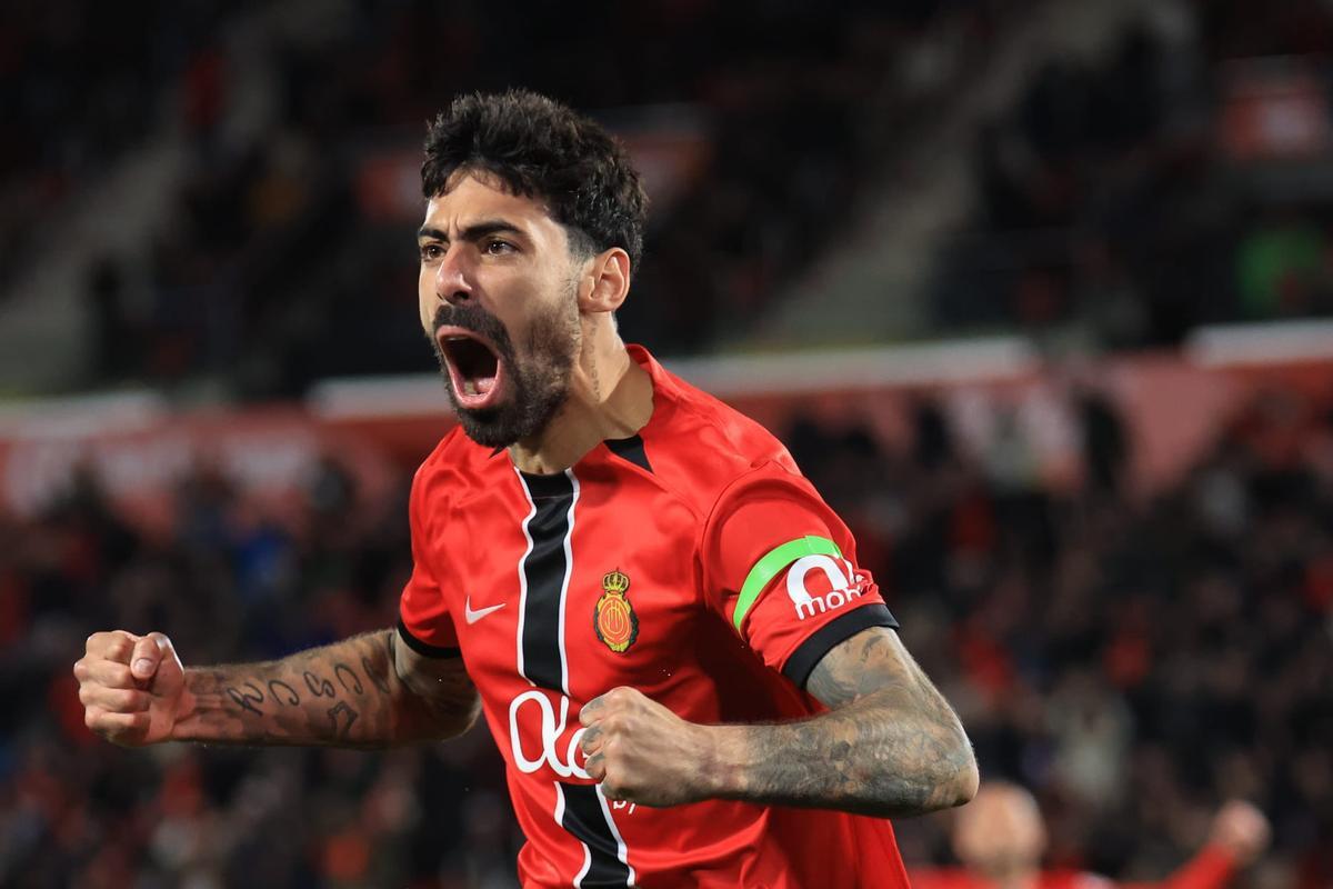 Samu Costa celebra su gol contra el Sevilla.