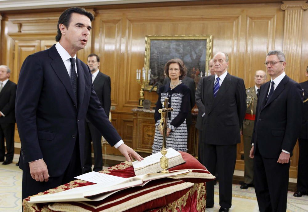 José Manuel Soria jura su cargo como ministro de Industria, Energía y Turismo ante los Reyes en el Palacio de la Zarzuel en diciembre de 2011.