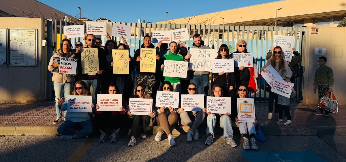 Protesta diaria en el CEIP Playas de Orihuela, este jueves, cuando se cumplen 135 días sin calefacción
