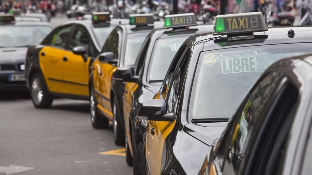 Taxis esperan en Plaza Catalunya