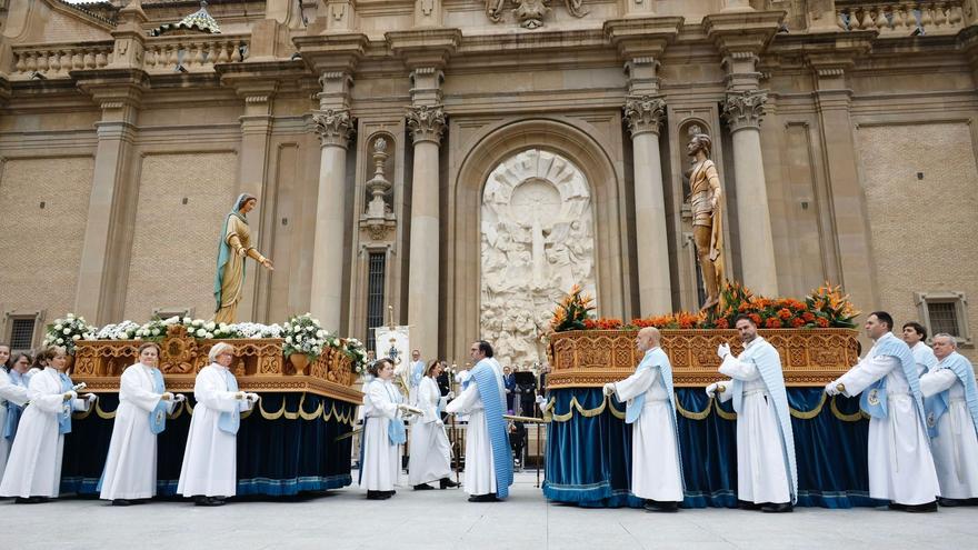 Cristo Resucitado se reencuentra con la Virgen en una plaza del Pilar abarrotada