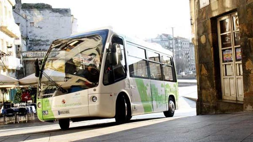 El minibús solo prestó servicio durante once meses, en dos etapas diferentes, en el Casco Vello.  // FDV