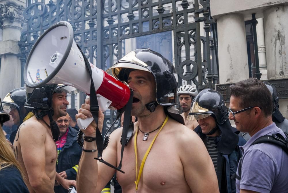 Los bomberos protestan en bicicleta y ropa interior por las calles de Oviedo