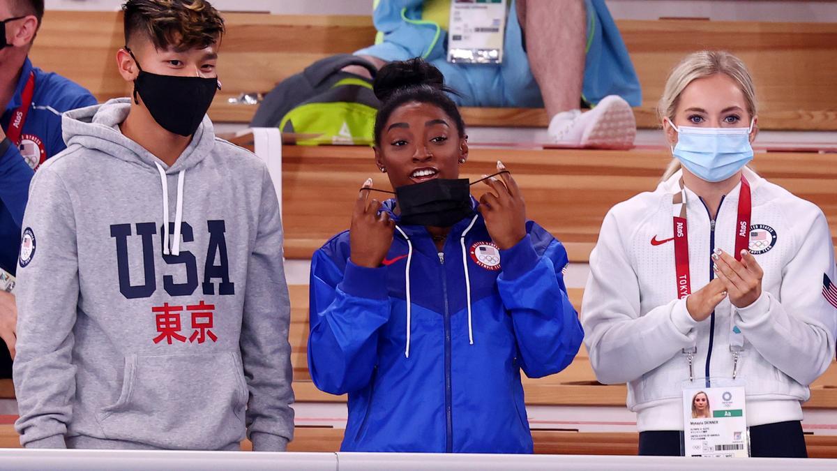 Biles sigue la competición desde la grada.