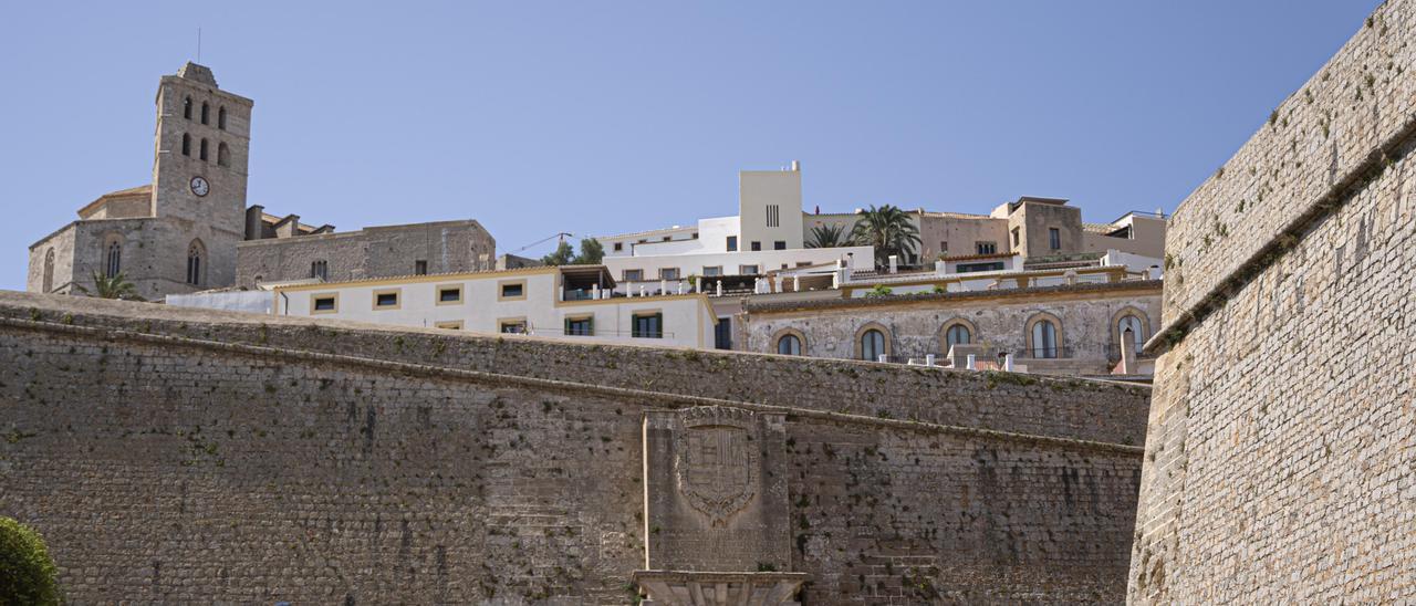 Los participantes en las jornadas recorrerán el recinto amurallado de Dalt Vila.