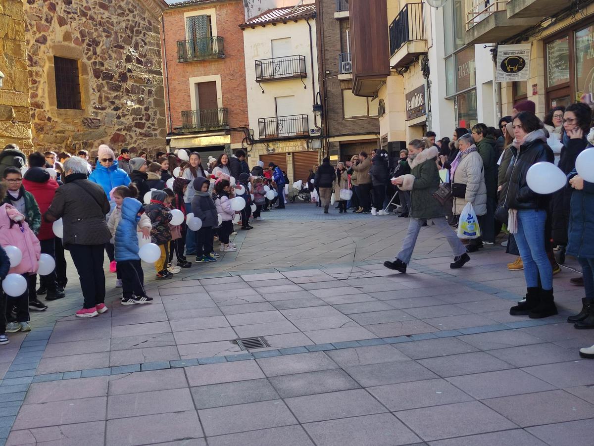 GALERÍA | El colegio Virgen de la Vega de Benavente realiza una gran cadena humana por la paz