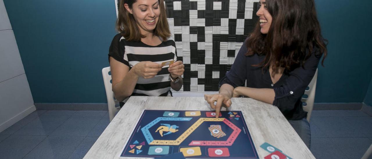 Judit Elvira y Rebeca Moreno, con un prototipo del juego de mesa El sexágono, creado por ellas. HÉCTOR FUENTES
