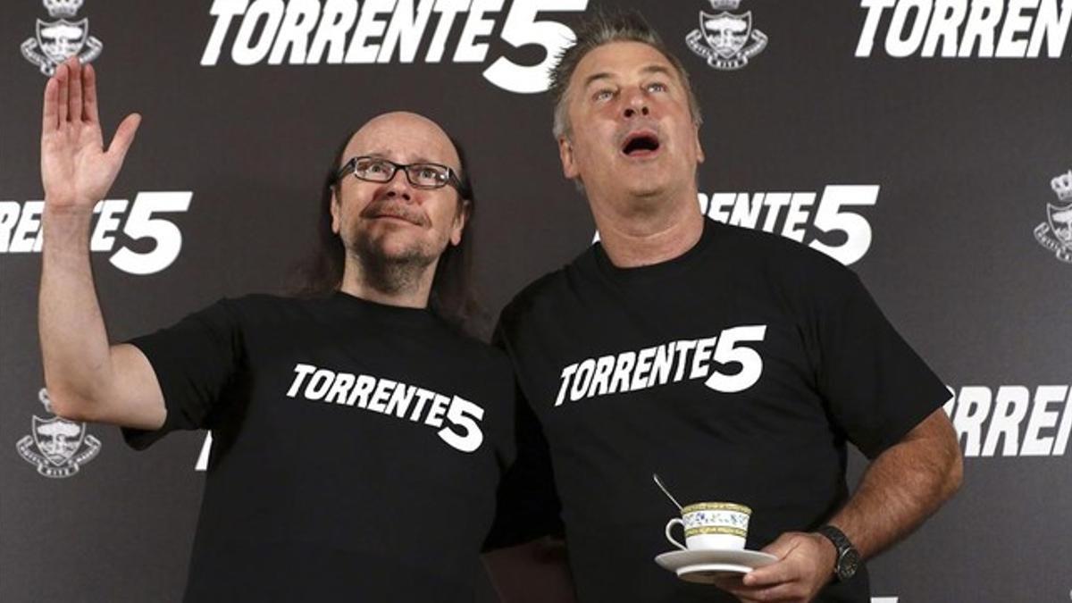 Santiago segura, a la izquierda, y Alec Baldwin, esta mañana antes de acudir al rodaje de 'Torrente 5'.