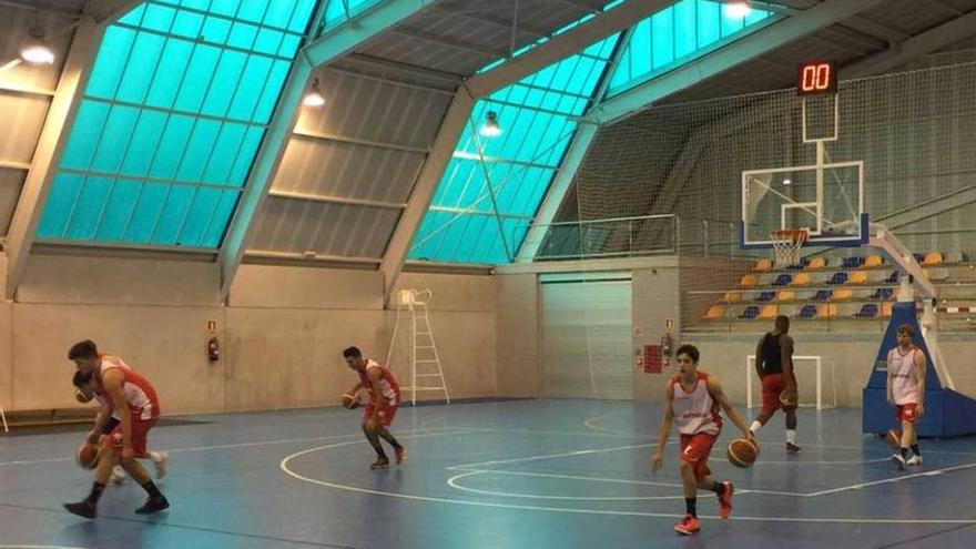 Los jugadores del Villa de Mieres se ejercitan en el pabellón universitario.