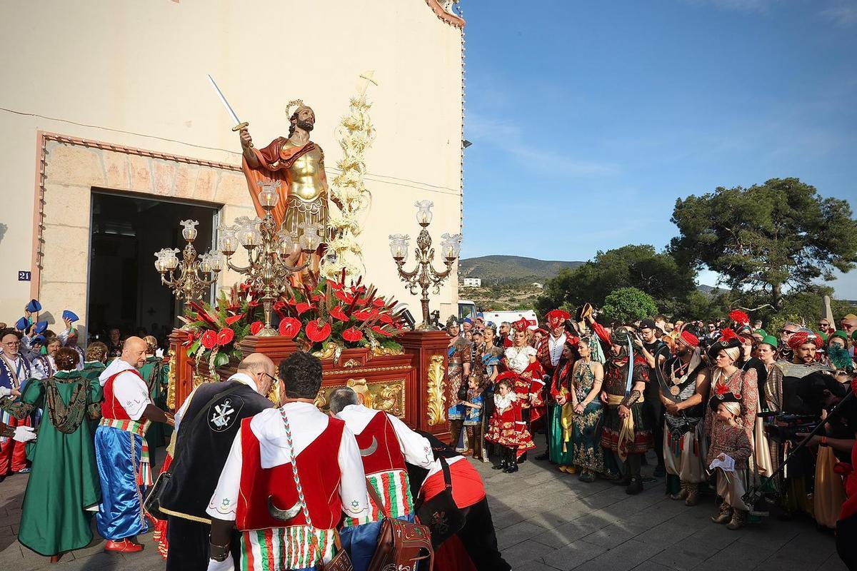 Subida del Santo con la que se han cerrado los Moros y Cristianos