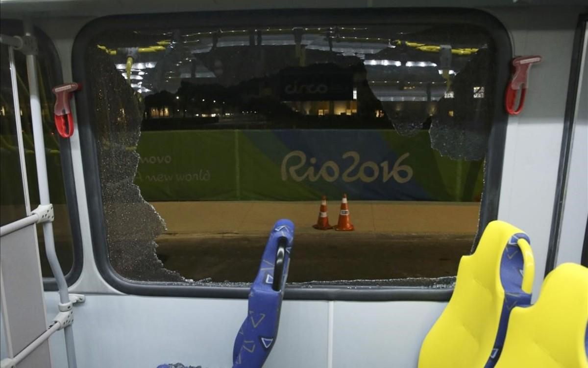 segea35040176 a broken window on an official media bus after it shattered 160810135244