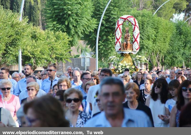 GALERÍA DE FOTOS -- Vila-real se vuelca en la procesión a la ermita