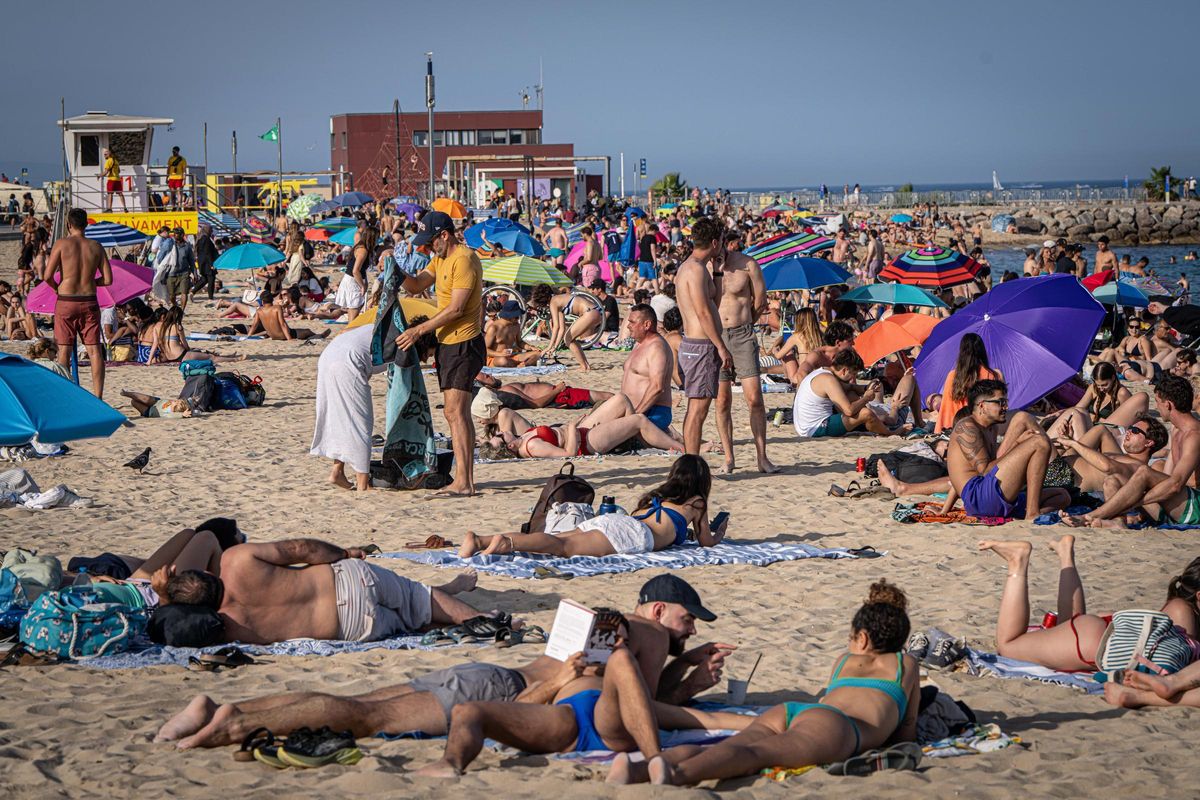 Barcelona recupera el ritmo normal en sus playas después de la verbena de Sant Joan