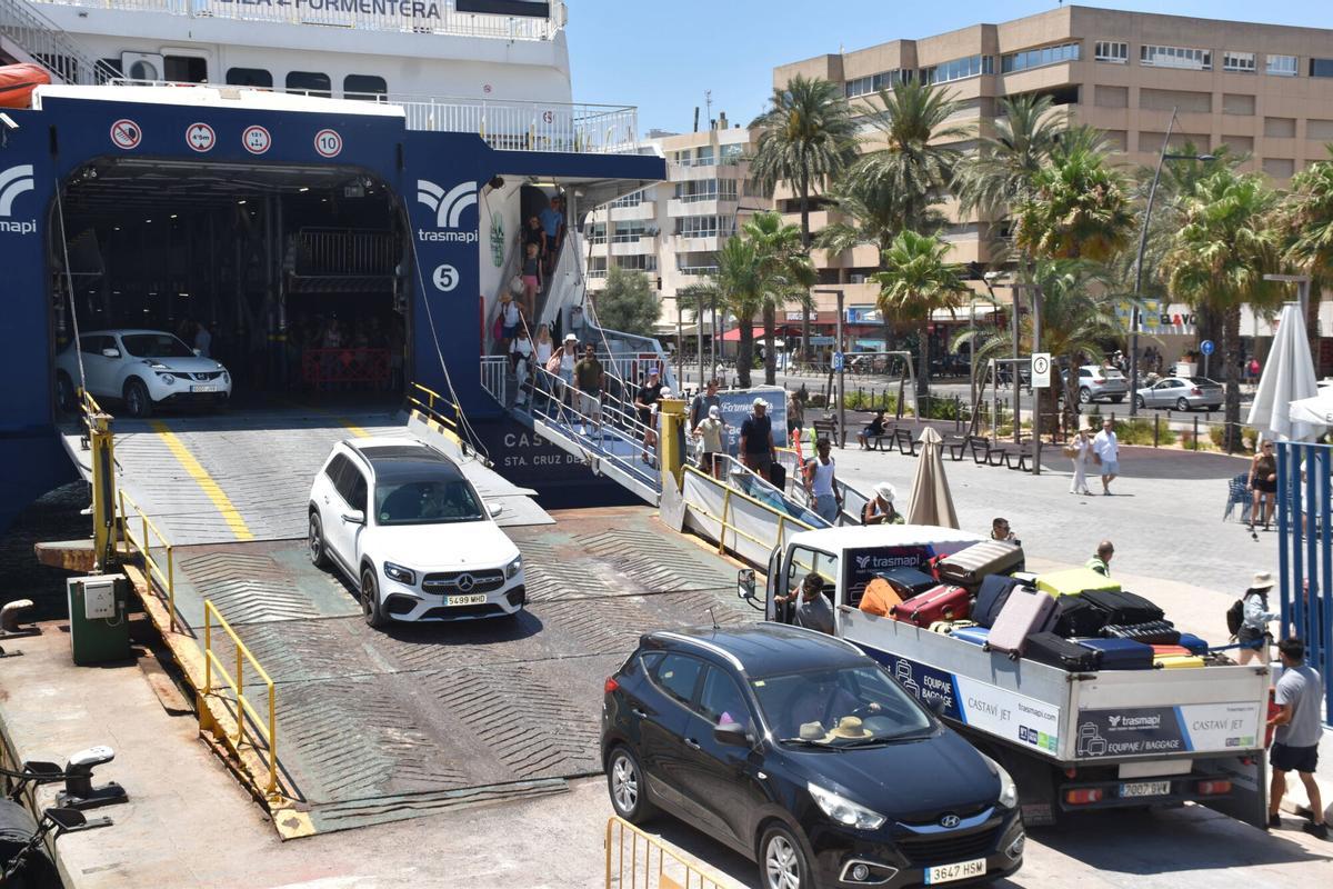 Desembarque de vehículos en Ibiza procedentes de Formentera