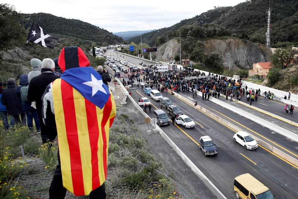 Una acció del Tsunami Democràtic talla l'AP-7 a la Jonquera