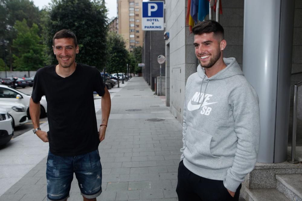 Jordi Calavera, nuevo fichaje del Sporting, llega a su hotel a Gijón, donde se encontró con Scepovic.