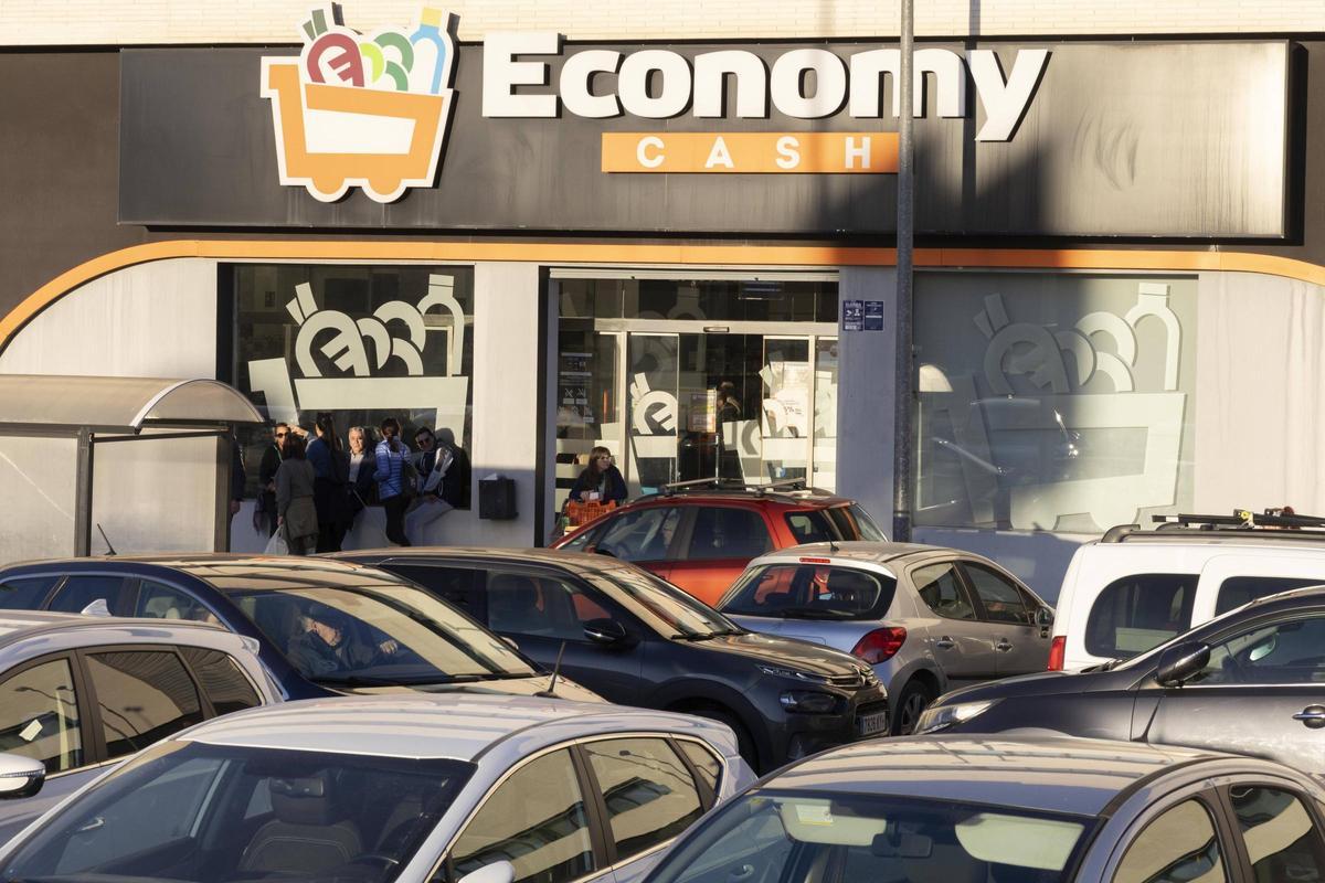 Coches y clientes a las puertas del supermercado de Ontinyent, ayer.