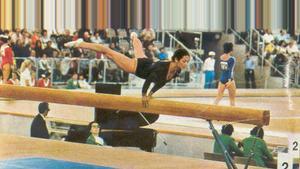 La gimnasta española Pepita Sánchez, sobre la barra de equilibriso en los Juegos Olímpicos de Múnich de 1972