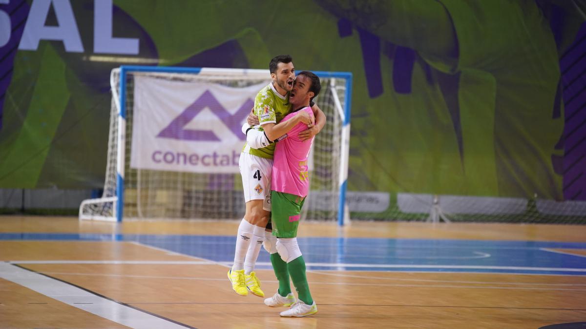 Barrón el primer gol del Palma Futsal junto a Lolo, el autor del tanto.