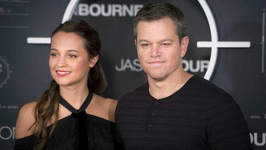 Alicia Vikander y Matt Damon, ayer, en Madrid.