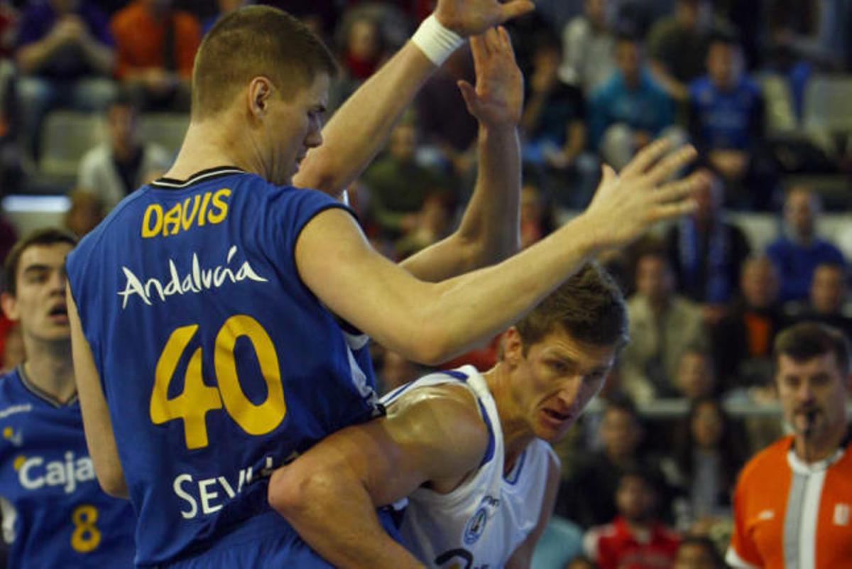 Doellman trata de superar a Paul Davis.