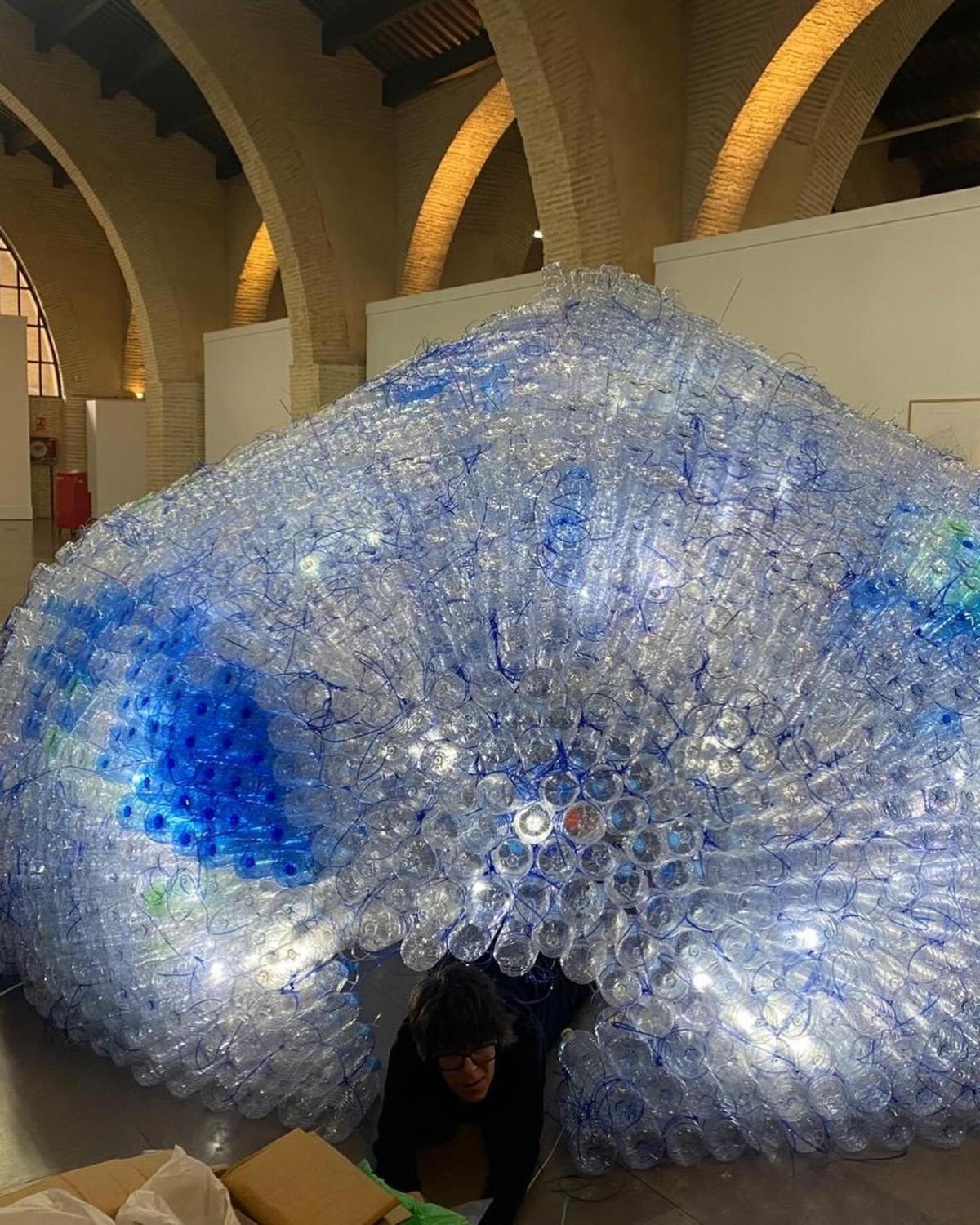Olga Diego, dentro de la escultura en la exposición "VerdeVerdad" de Las Ataranzanas