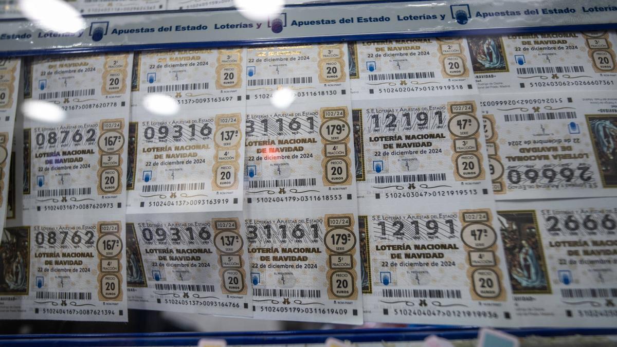Varios décimos de Lotería de Navidad 2024 expuestos en una administración de Barcelona