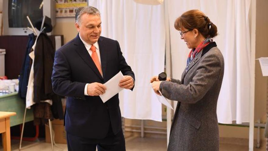 Hungría vota en elecciones con Viktor Orban como favorito