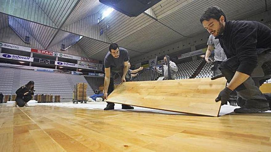 El nou parquet es va col·locar ahir, menys de tres setmanes després de la inundació del pavelló.