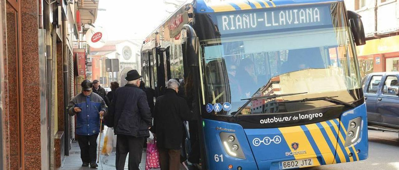 Usuarios de un autobús de la línea Riaño-Laviana, en una parada de La Felguera, en una imagen de archivo.