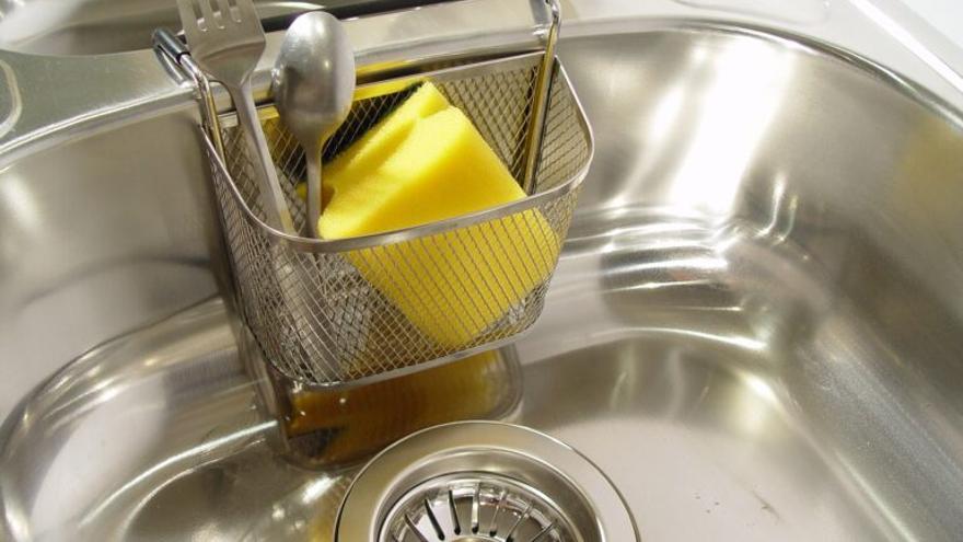 ¿Odias fregar los platos con estropajo?: Este truco te hará muy feliz