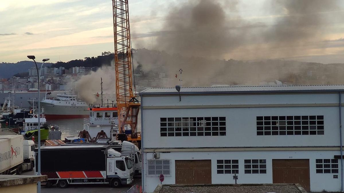 Incendio de un pesquero en el puerto de Vigo
