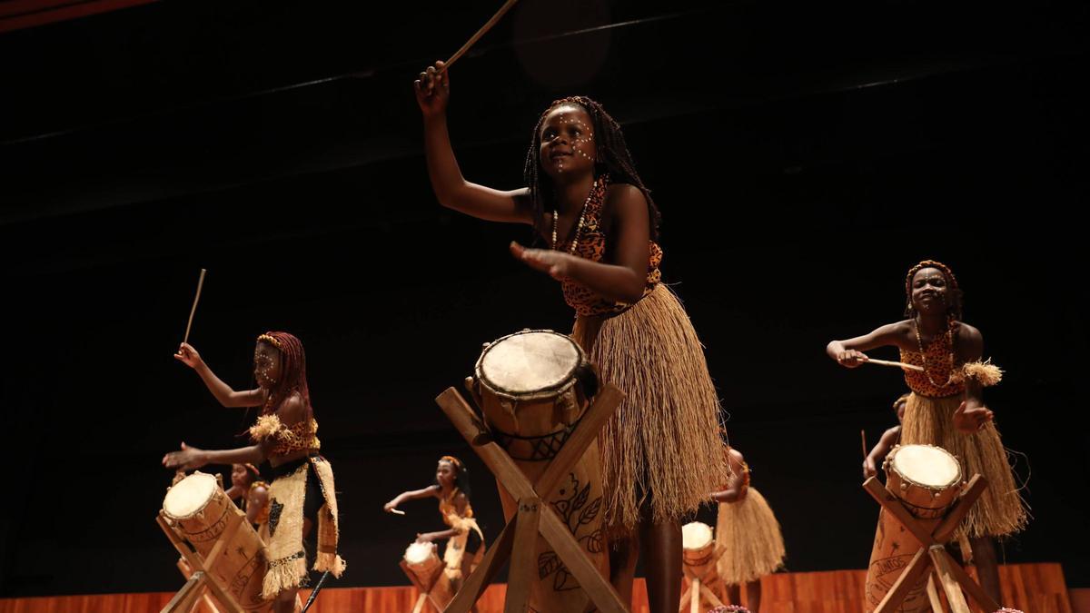 Actuación de "Voces por Benin" en Avilés