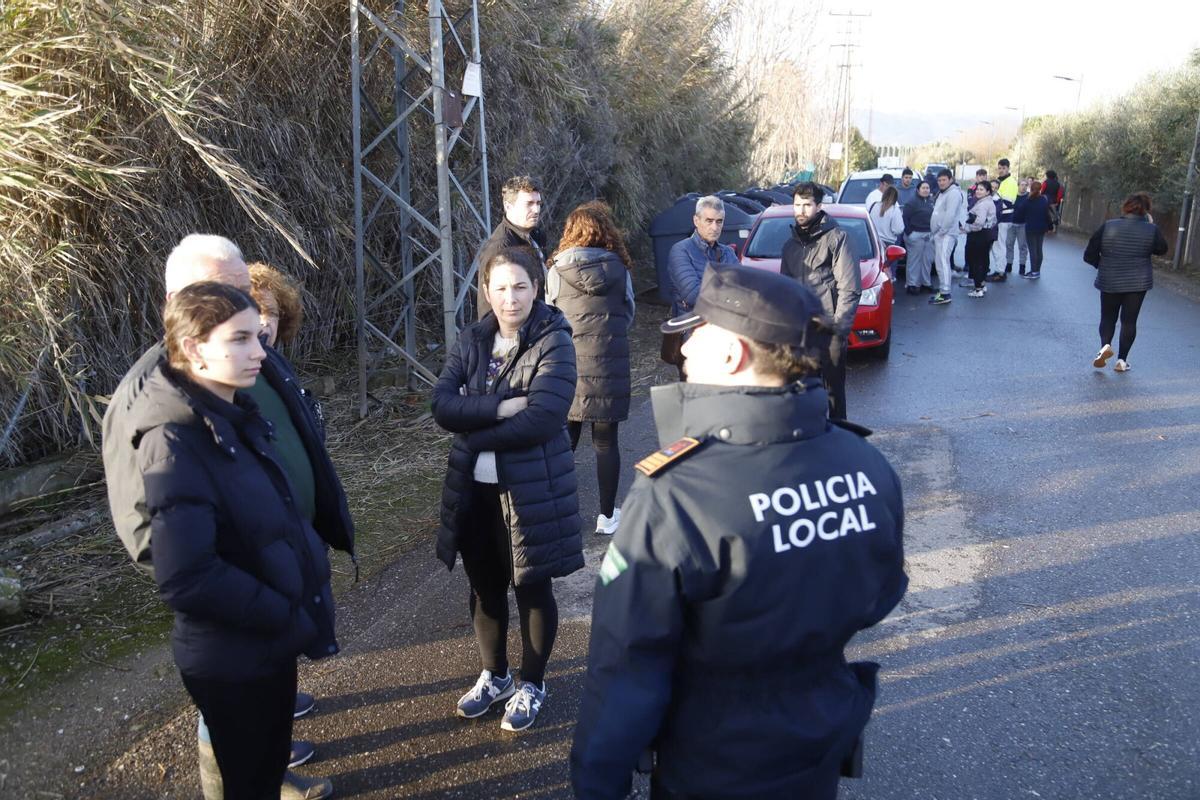 Vecinos conversan con la Policía Local en Fontanar de Quintos.