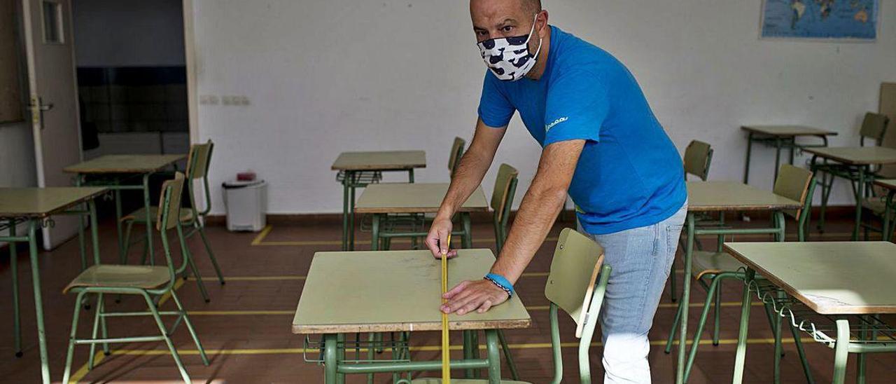 Alejandro Portela comprueba distancias en una de las aulas del IES Universidades Laboral.