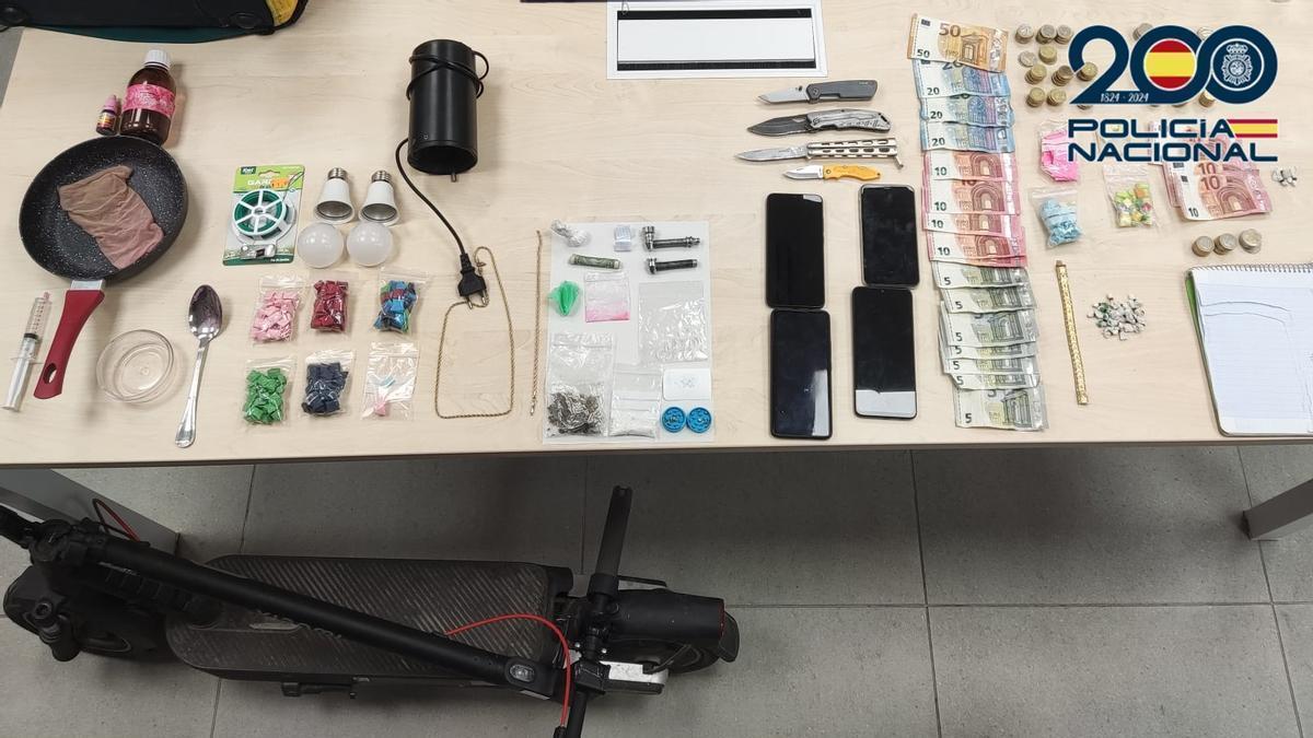 Material incautado en los tres pisos intervenidos en Velluters