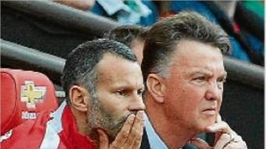 Van Gaal i el seu ajudant Ryan Giggs preocupats, a Old Trafford