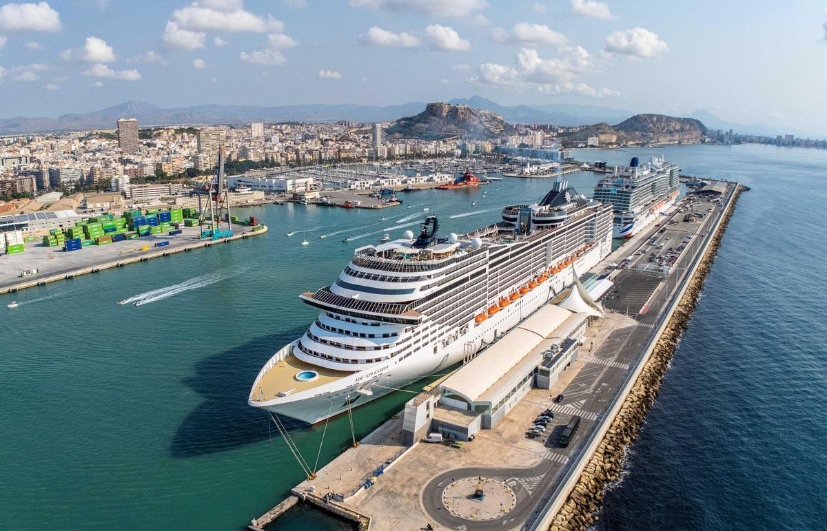 Dos cruceros atracados el año pasado en el Puerto de Alicante.