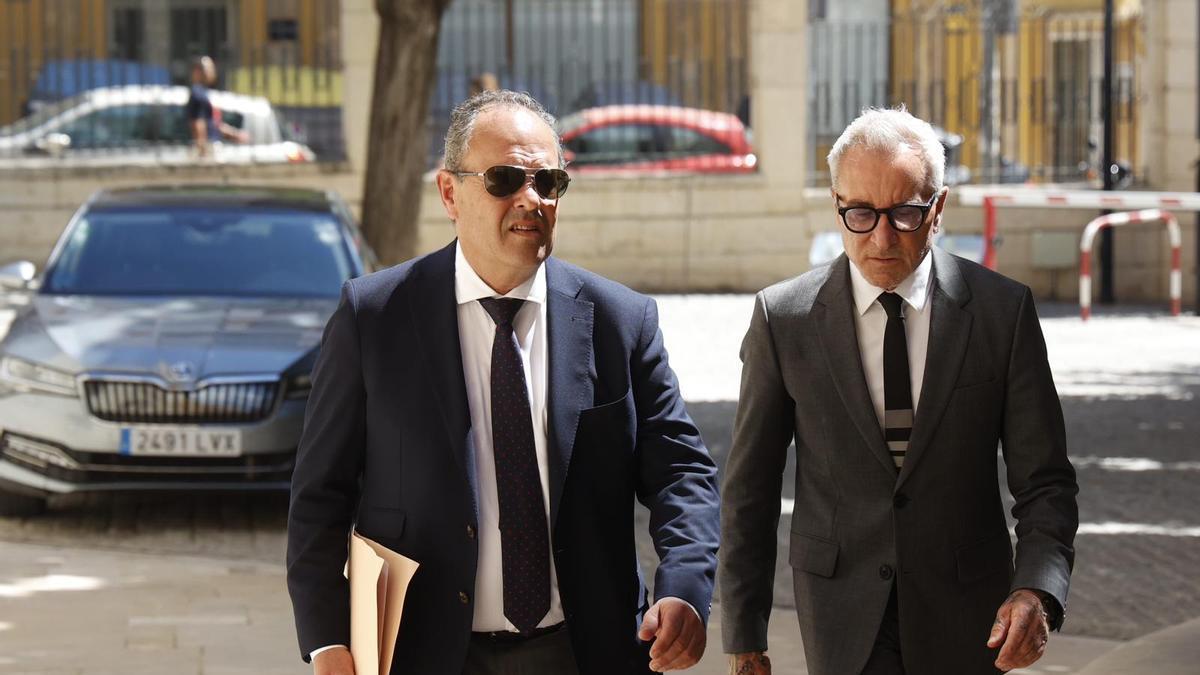 Carlos Baño llega a la Diputación acompañado por Jesús Navarro, vicepresidente de la Cámara de Comercio