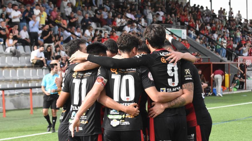 Los futbolistas del Salerm Puente Genil celebran uno de sus goles ante el Cabecense.