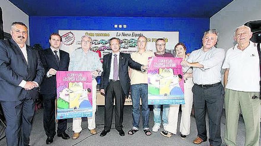 Alain Fernández, director del Teatro Prendes; Carlos Montero, representante de Tudela de Veguín, patrocinadora; Julio C. Baragaño, presidente de la Asociación de Intérpretes de Canción Asturiana; Cesáreo Marqués, vicepresidente de la Cámara de Comercio de Gijón; el edil Paulino García; José Ramón López, presidente de Feteas; Carmen Duarte, dramaturga; Armando Rodríguez, del Puerto de Gijón, y Eladio Sánchez, director de la Compañía Asturiana de Comedias, ayer, en Gijón.