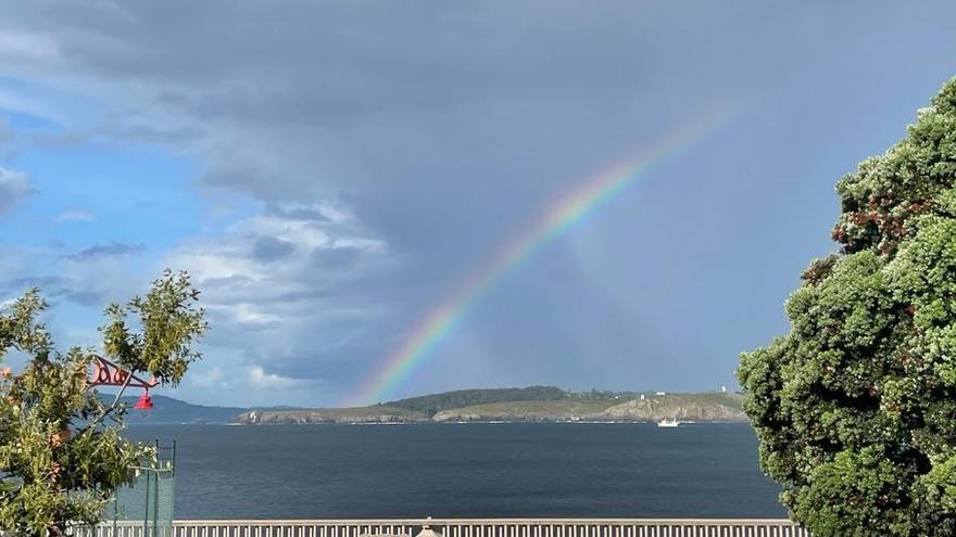 El arcoíris tiñe de colores la bahía coruñesa
