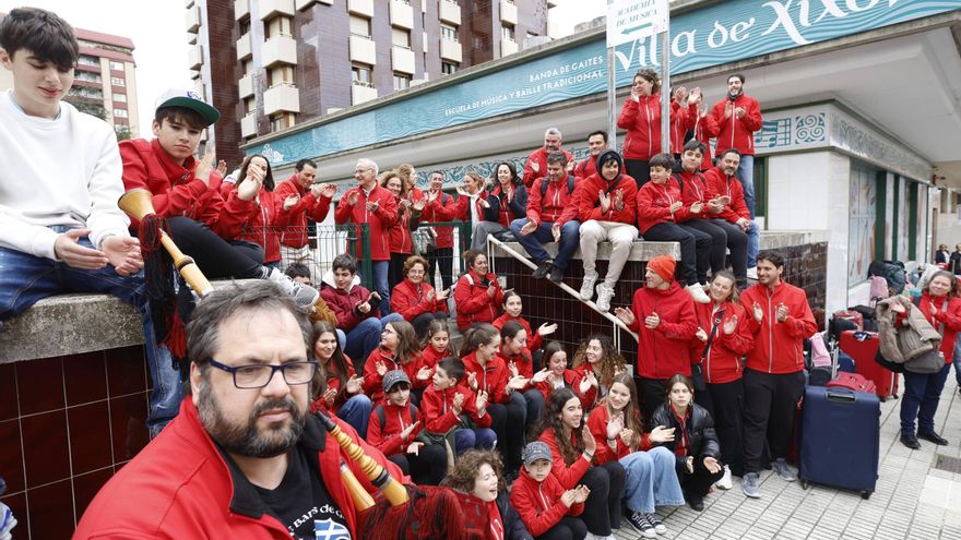Aplausos, abrazos y confeti: así fue el recibimiento a la Banda de Gaitas &quot;Villa de Xixón&quot; tras triunfar en Nueva York