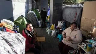 Una docena de los desalojados de la nave de L'Hospitalet lleva una semana durmiendo al raso