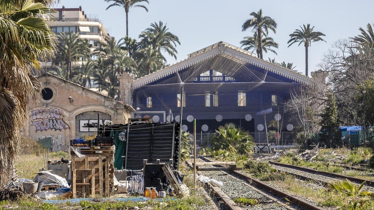 Mal estado del estanque del Parque del Mar de Alicante